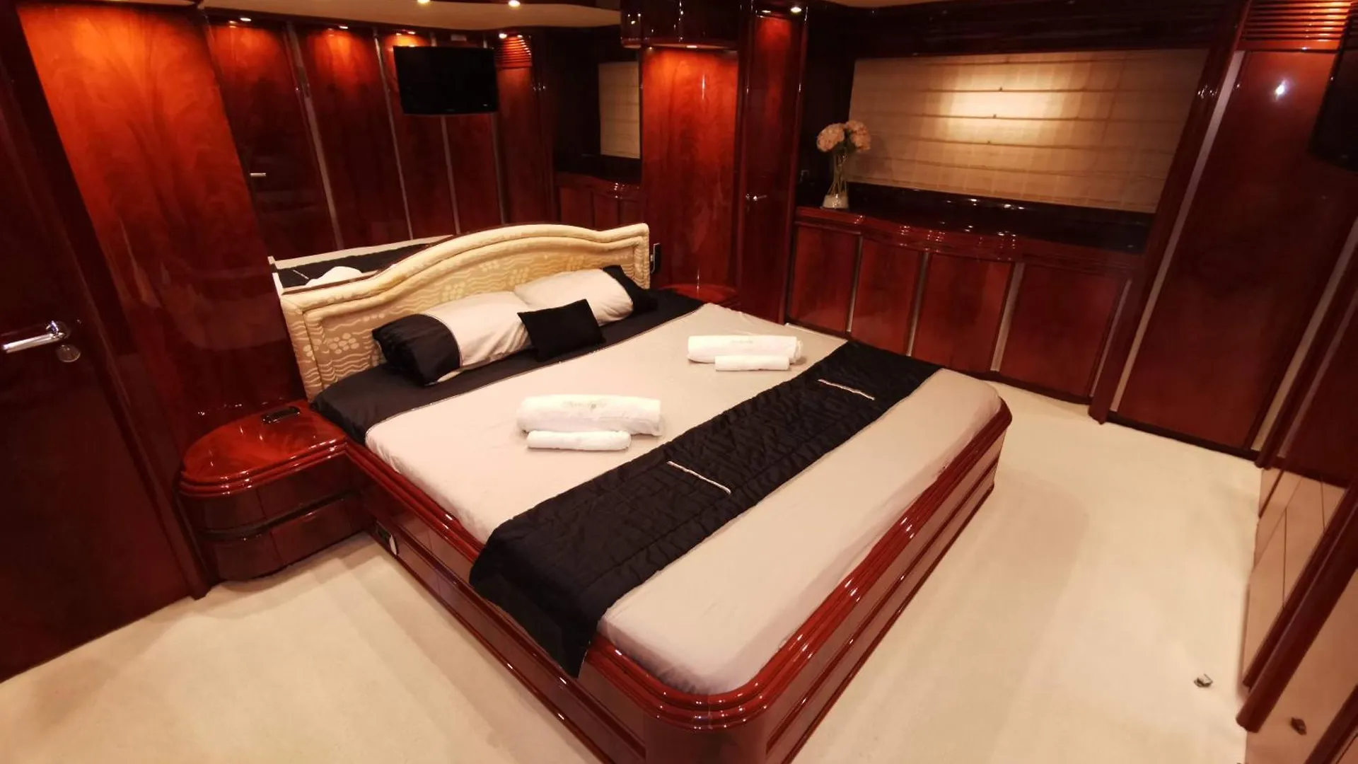 Beautiful Motor Yacht Barcelona Hotel Botel