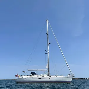 Beautiful And Comfortable Sailboat With Secure Parking Available Hotel en barco