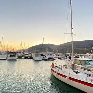 Boat View Hotel en barco