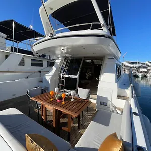 Yate Stv Hotel en barco