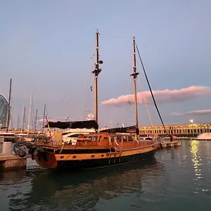 Wooden Boat- La Goletta Hotel en barco