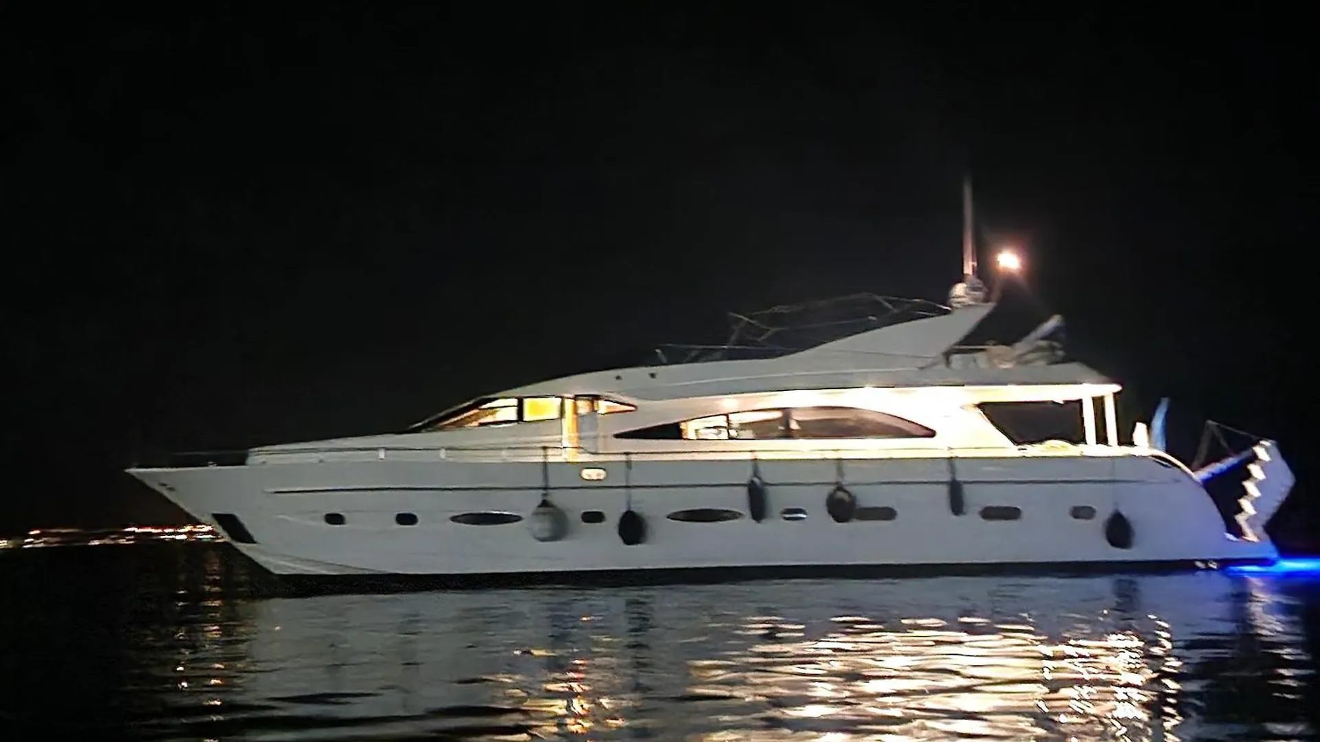 Beautiful Motor Yacht Barcelona 호텔 보트호텔